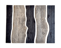 panneaux muraux en bois brut et bois carbonisé
